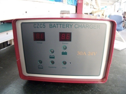 Τεχνικός φορτιστής μπαταριών 24V με LED υψηλής φωτεινότητας